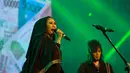 Nicky Astria sang rocker wanita Indonesia tampil cantik berhijab di panggung Kampung GaSS 2 di Sabuga, Bandung, Rabu (19/8/2015). (Deki Prayoga/Bintang.com)