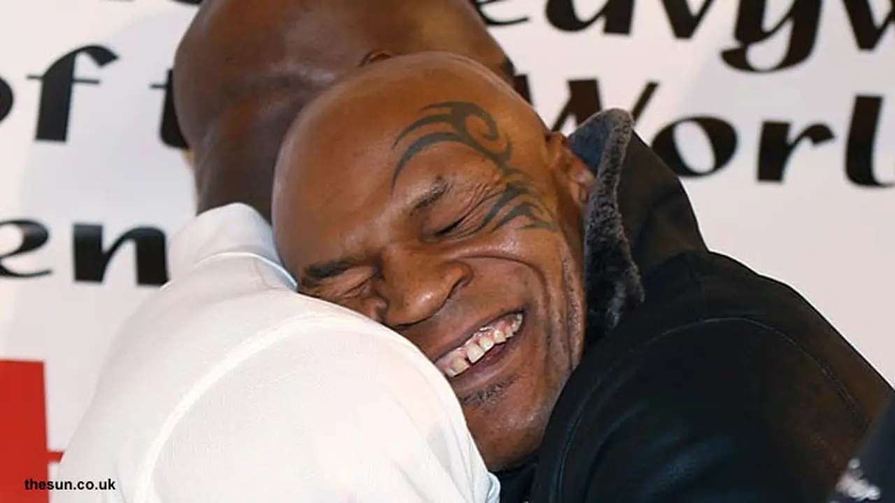 mike-tyson-peluk-132018ccc