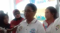 Menteri Pemberdayaan Perempuan dan Perlindungan Anak (PPPA) Yohana Yembise ikut menyaksikan nikah massal yang diikuti 57 pasangan di Manado dalam peringatan Harganas 2018. (Liputan6.com/Yoseph Ikanubun)