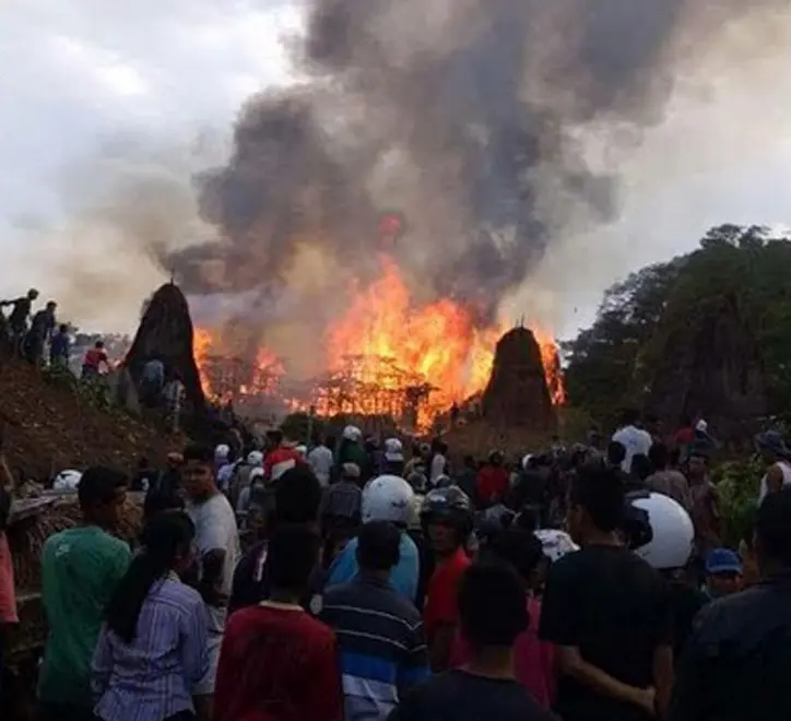 Sebanyak 28 rumah dan dua rumah ibadah bagi warga penganut kepercayaan Marapu di Kampung Adat Tarung, Kelurahan Sobabwawi, Kecamatan Loli, Sumba Barat, NTT, ludes dilalap api. (Liputan6.com/Ola Keda)