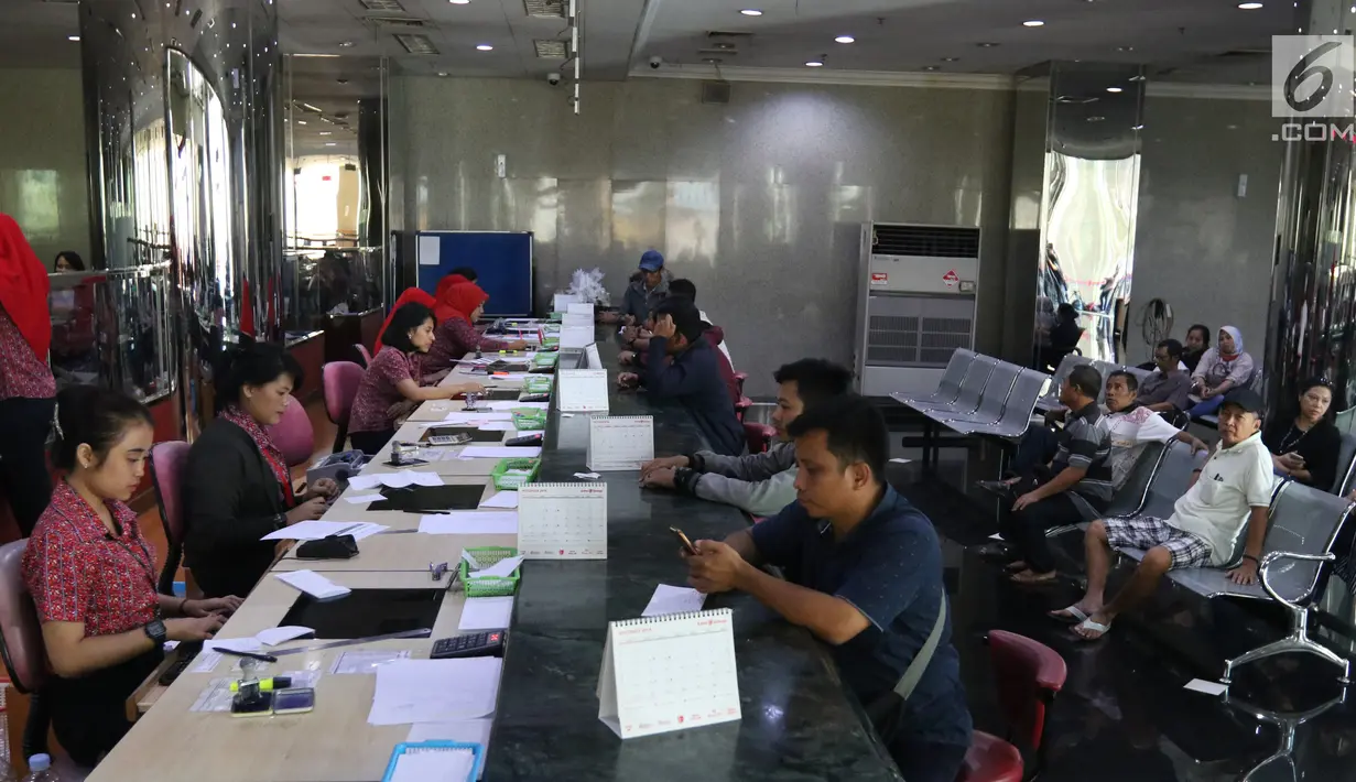 Petugas melayani calon penumpang yang memesan tiket di Kantor Pusat Lion Air, Jakarta, Senin (29/10). Jatuhnya pesawat Lion Air JT 610 jenis B737-8 Max tidak mempengaruhi penjualan tiket maskapai penerbangan tersebut. (Liputan6.com/Angga Yuniar)