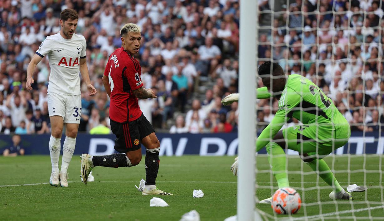 Reaksi pemain Manchester United, Lisandro Martinez saat melakukan gol bunuh diri ke gawangnya sendiri pada laga pekan kedua Liga Inggris 2023/2024 melawan Tottenham Hotspur di Tottenham Hotspur Stadium, London, Inggris, Minggu (20/08/2023) WIB. (AFP/Adrian Dennis)