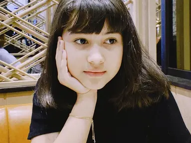 Sandrinna Michelle kini tengah menjadi perbincangan setelah membintangi sinetron ;Dari Jendela SMP'. Semakin tekun menggeluti dunia akting, dirinya semakin dikenal luas.(Liputan6.com/IG/@sandrinna_11)