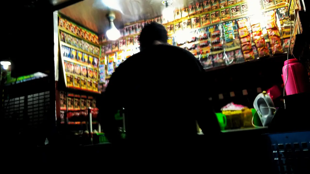 Penjual obat kuat di depan bilangan pertokoan sepanjang Jalan Nasional Meulaboh, Aceh Barat (Liputan6.com/Rino Abonita)