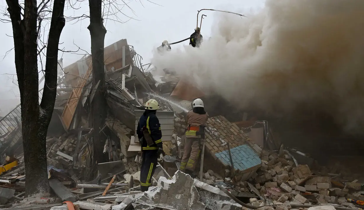 Sejumlah pemukiman terbakar akibat serangan rudal di Kharkiv pada tanggal 23 Januari 2024. (SERGEY BOBOK/AFP)
