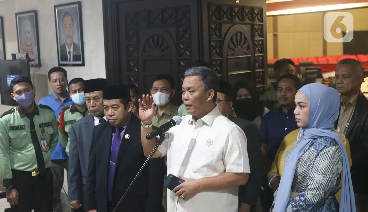 Ketua DPRD DKI Jakarta Prasetyo Edi Marsudi memberikan keterangan usia memipin sidang Rapimgab terkait tiga nama calon Penjabat (Pj) Gubernur pengganti Anies Baswedan di Gedung DPRD DKI Jakarta, Selasa (13/9/2022). (Liputan6.com/Herman Zakharia)