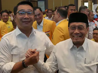 Ridwan Kamil - Suswono melakukan salam komando saat acara deklarasi bakal calon gubernur pada Pilkada DKI Jakarta 2024 di Hotel Sultan, Jakarta, Senin (19/8/2024). (Liputan6.com/Herman Zakharia)