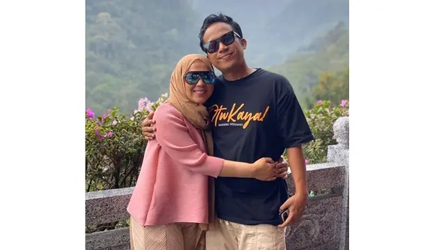 Unggah Foto Lawas saat Anniversary, Ini 7 Potret Mesra Denny Cagur dan Istri