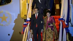Presiden Joko Widodo (Jokowi) didampingi Ibu Negara Iriana Joko Widodo tiba di Bandara Internasional Wattay, Vientiane, Laos, Senin (5/9) waktu setempat. Kehadiran Jokowi untuk mengikuti KTT ASEAN ke-28 dan ke-29. (Noel CELIS/AFP)