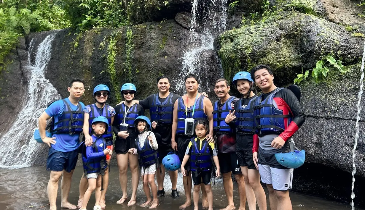 Pertama kali merasakan sensasi arung jeram bersama keluarga. Momen liburan ini terlihat begitu menyenangkan. Momen keseruannya saat naik perahu karet di sungai diabadikan Chelsea Olivia di media sosial Instagramnya yang menuai banyak sorotan netizen. (Liputan6.com/IG/@chelseaoliviaa)