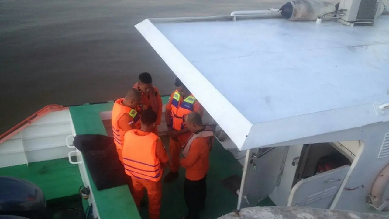 Tim Basarnas Pekanbaru mencari titik koordinat kapal karam di Kepulauan Meranti, Riau