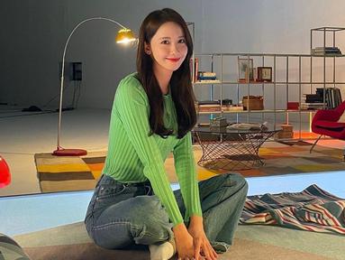 Tampil dengan sweater hijau dan dipadukan celana jeans, gaya santau Yoona SNSD ini terbilang cukup simpel. Bahkan, dirinya juga memilih memakai makeup sederhana dan rambut yang dibiarkan tergerai. (Liputan6.com/IG/@yoona__lim)