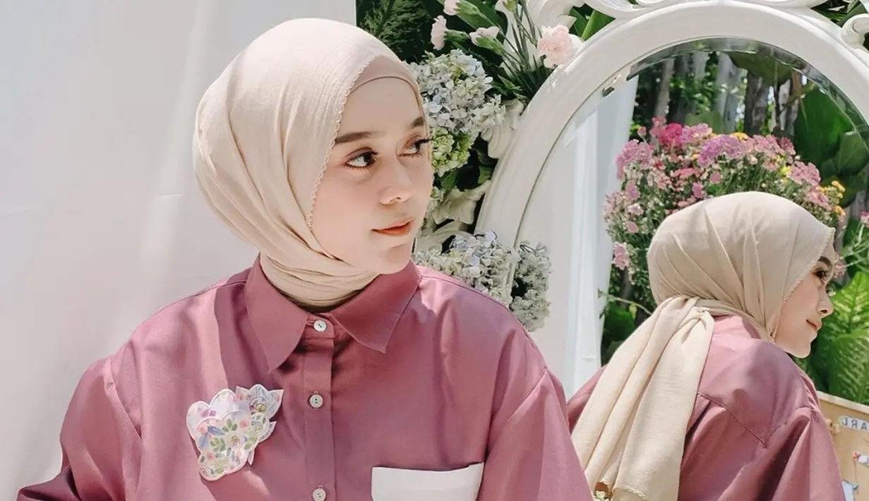 Pelantun lagu Bismillah Cinta ini memang gaya penampilannya selalu terlihat menawan. Saat memakai kemeja warna merah muda, Lesty terlihat begitu cantik menawan. Tak ayal, banyak netizen yang terpukau dengan kecantikan Lesty. (Liputan6.com/IG/@lestykejora)