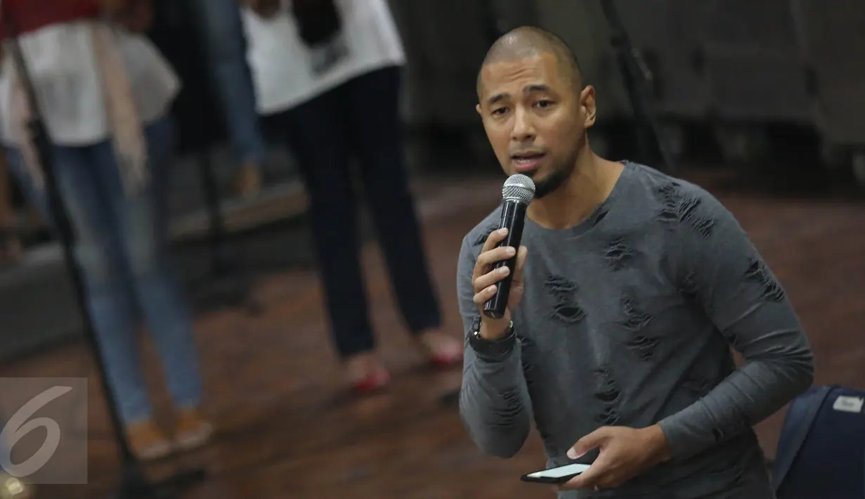 Penyanyi Marcell saat latihan untuk konser "3 Dekade Cinta Chrisye" di kawasan Fatmawati, Jakarta, Jumat (26/8). Konser ini akan melibatkan beberapa artis lintas generasi. (Liputan6.com/Herman Zakharia)
