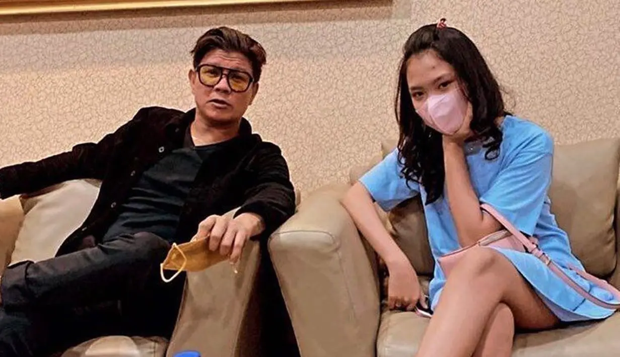 Andika Kangen Band memiliki seorang anak cantik dari pernikahan pertamanya dengan Ade Bunga Niari. Anak tersebut bernama Kirana Velovoice. Kini Kirana Velovoice sudah beranjak dewasa dan parasnya dipuji cantik oleh warganet. (Liputan6.com/IG/kiranavelovoicee_)