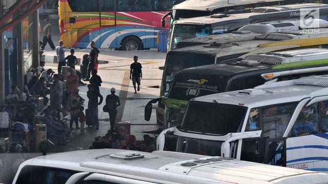 H-8 Lebaran, Pemudik Mulai Padati Terminal Pulogebang