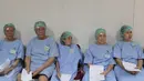 Para pasien antre untuk mengikuti operasi katarak gratis di KPP Pratama Jakarta Palmerah, Jakarta Barat, Sabtu (5/12). Ini bertujuan membangun generasi yang sehat serta sebagai bentuk upaya mendekatkan DJP dengan lapisan. (Liputan6.com/Angga Yuniar)