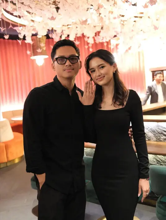 Tampak Sarah dan Azriel kompak mengenakan ansambel serba hitam. [@ssarah_menzel].