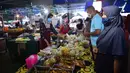 Orang-orang berbelanja di pasar makanan pada hari pertama bulan suci Ramadhan di provinsi Narathiwat di Thailand selatan (24/4/2020). Sejumlah pedagang menjual berbagai makanan selama bulan suci Ramadan di pasar tersebut. (AFP/Madaree Tohlala)