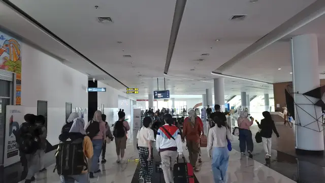 Pemudik pejalan kaki saat antre masuk kapal di Pelabuhan Bakauheni, Lampung Selatan.