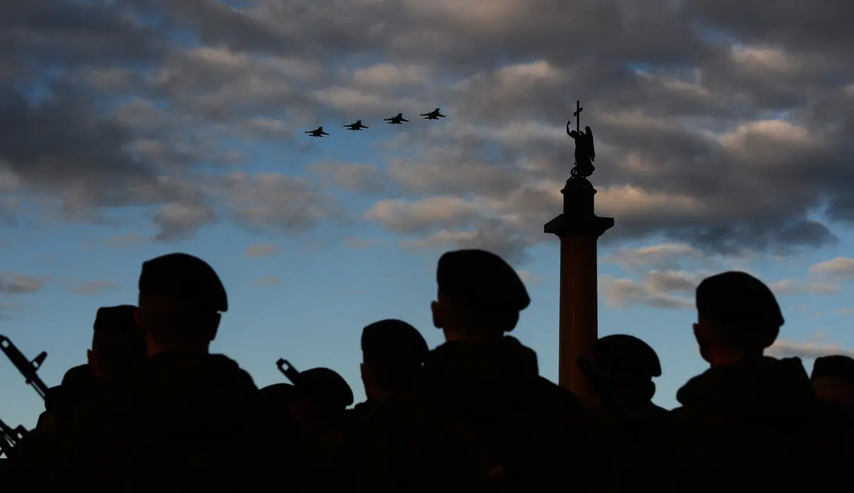 Pesawat militer Rusia terbang di atas Lapangan Dvortsovaya saat latihan untuk parade militer Hari Kemenangan di Saint Petersburg (3/5). Rusia akan merayakan ulang tahun ke-72 dari kemenangan atas Nazi Jerman di pada 9 Mei 1945. (AFP Photo/Olga Maltseva)