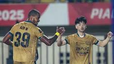 Pemain Dewa United, Taisei Marukawa dan Alex Martins, merayakan gol ke gawang Indonesia All-Star dalam perebutan tempat ketiga Piala Presiden 2025 di Stadion Si Jalak Harupat, Kabupaten Bandung, pada Sabtu (12/7/2025) malam WIB. (Bola.com/Bagas Lazuardi)