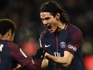 Striker PSG, Edinson Cavani bersama Neymar merayakan gol yang dicetaknya ke gawang Troyes pada laga Ligue 1 Prancis di Stadion Parc des Princes, Paris, Rabu (29/11/2017). PSG menang 2-0 atas Troyes. (AFP/Christophe Simon)