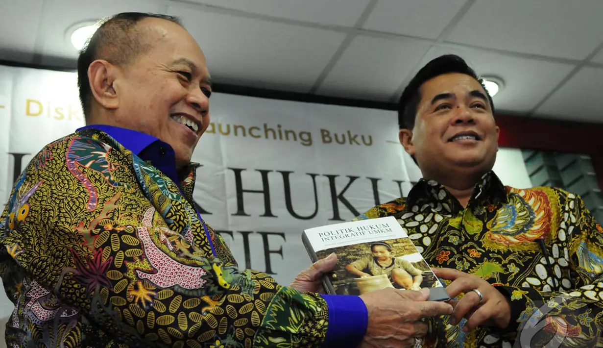 Ade Komaruddin memberikan buku karyanya kepada Syarif Hasan, Jakarta, Senin (29/9/2014) (Liputan6.com/Andrian M Tunay)