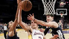Pemain Los Angeles Lakers, Lonzo Ball (tengah) berebut bola dengan dua pemain Denver Nuggets pada laga NBA basketball game di Staples Center, Los Angeles, (19/11/2017). Lakers menang 127-109. (AP/Ringo H.W. Chiu)