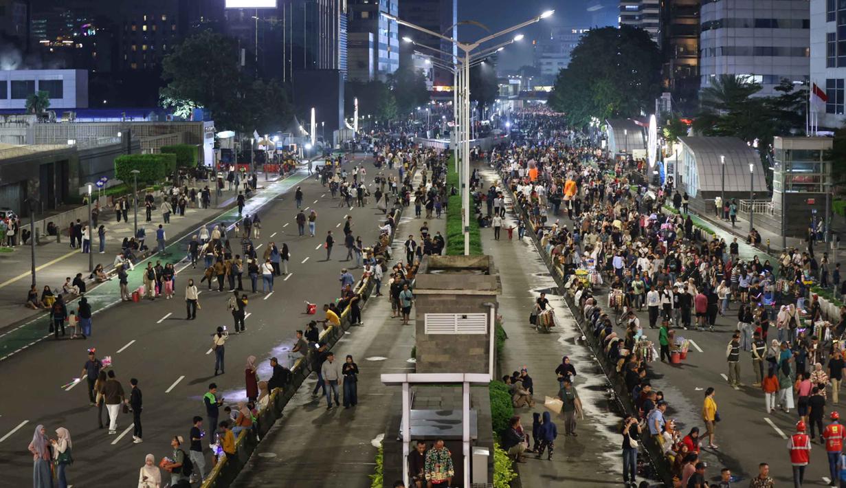 Sebagai informasi, perayaan malam pergantian tahun di Jakarta kali ini digelar secara sederhana. Tampak dalam foto, suasana jalan MH Thamrin yang mulai dipadati warga yang akan menikmati malam pergantian tahun di kawasan Bundaran Hotel Indonesia, Jakarta, Rabu (31/12/2025). (Kapanlagi.com/Budy Santoso)