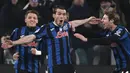 Satu menit babak kedua dimulai atau pada menit ke-46, tendangan kaki kiri Marten De Roon berhasil menjebol gawang Juventus. Skor berubah, Atalanta unggul 2-0. (Isabella BONOTTO/AFP)