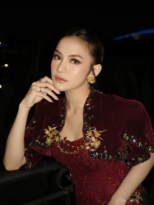 Bustier bertabur payet tersebut dipadankan dengan outer berbahan velvet senada, menciptakan tampilan yang anggun sekaligus berkelas. Tambahan detail ornamen bunga dan rantai emas di bagian dada memberikan sentuhan mewah yang tidak berlebihan.  [@mahalini].