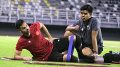 Pemain naturalisasi Timnas Indonesia, Sandy Walsh, menjalani latihan terpisah di Stadion Gelora Bung Tomo (GBT), Surabaya, Sabtu (10/6/2023) petang WIB. Pemain berusia 28 tahun tersebut mendapatkan cedera betis beberapa waktu lalu. (Bola.com/Wahyu Pratama)