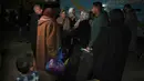 Sebelumnya, pada Senin (2/2/2026), setelah ditutup selama dua tahun, penyeberangan Rafah di perbatasan Jalur Gaza dan Mesir kembali dibuka untuk pelintasan manusia dua arah. Tampak dalam foto, para pengungsi disambut oleh kerabat mereka setelah tiba di Rumah Sakit Nasser menyusul pembukaan kembali penyeberangan perbatasan Rafah, di Khan Younis, Jalur Gaza selatan, Rabu pagi, 4 Februari 2026. (Foto AP/Jehad Alshrafi)