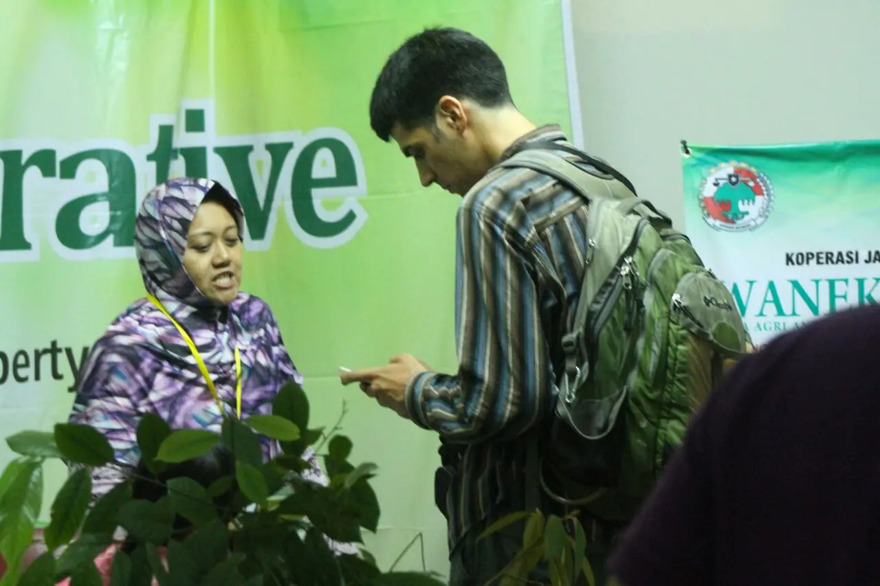 Seorang pengunjung Pekan Rempah di Lawangsewu Semarang berusaha menggali informasi lebih dalam tentang rempah Indonesia. (foto : Liputan6.com/edhie orayitno ige)
