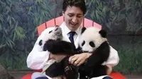 Kala PM Ganteng Kanada Jadi 'Ayah' Panda