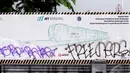 Kendaraan melintas di depan banner proyek Monorel di kawasan Kuningan, Jakarta, Selasa (13/1/2015). (Liputan6.com/Faizal Fanani)