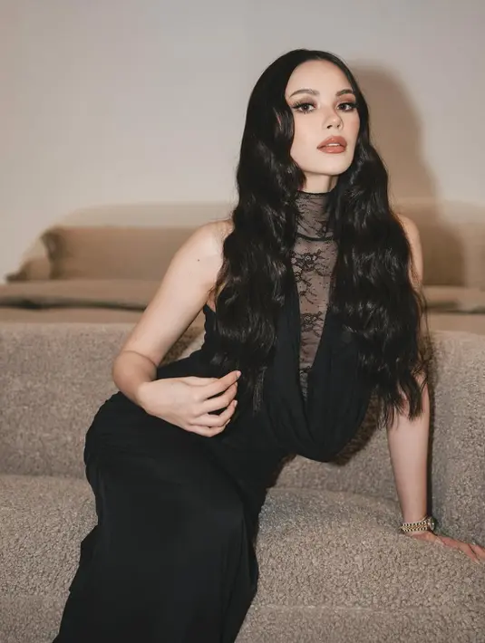 Rambut panjang Alyssa ditata oleh @hairdoby_ell dengan gelombang besar yang jatuh natural, mengingatkan pada kilau ombak laut malam hari. Gaya rambut ini semakin memperkuat kesan mermaid yang elegan dan tak biasa. [@almaarijvaniav].