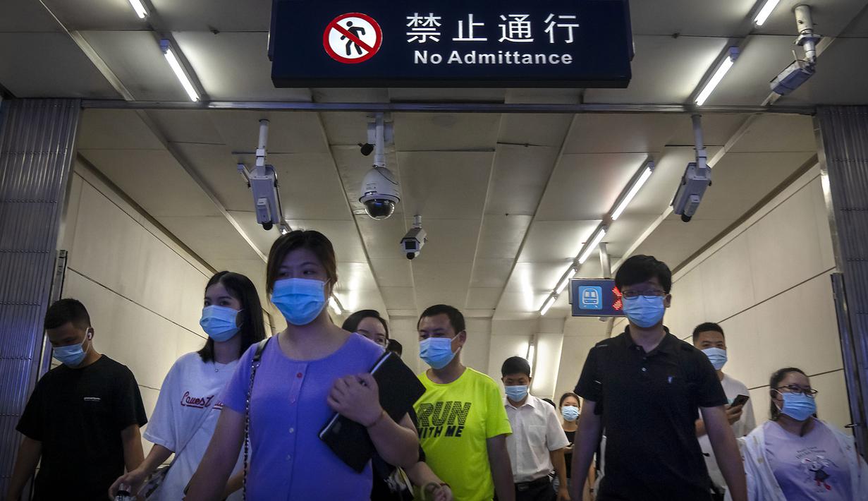 Komuter berjalan melalui stasiun kereta bawah tanah selama jam sibuk pagi hari di kawasan pusat bisnis di Beijing, Selasa, 9 Agustus 2022. 11 juta lulusan universitas China sedang berjuang di pasar kerja yang suram musim panas ini karena penutupan berulang di bawah lockdown COVID memaksa perusahaan untuk mengurangi dan mendorong banyak restoran dan pengusaha kecil lainnya keluar dari bisnis. (AP Photo/Mark Schiefelbein)