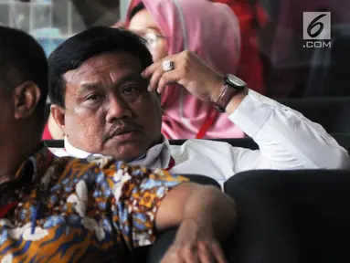 Bupati Labuhanbatu Utara Khairuddin Syah Sitorus menunggu di lobi untuk menjalani pemeriksaan oleh penyidik KPK, Jakarta, Senin (20/8). Khaerudin Sitorus diperiksa sebagai saksi untuk tersangka pejabat Kemenkeu Yaya Purnomo. (Merdeka.com/Dwi Narwoko)