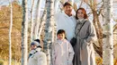 Intip gaya musim dingin keluarga Glenn Alinskie dan Chelsea Olivia yang tengah berlibur di Hokkaido, Jepang. Mereka tampil kompak kenakan long coat nuansa pastel. [@chelseaoliviaa]