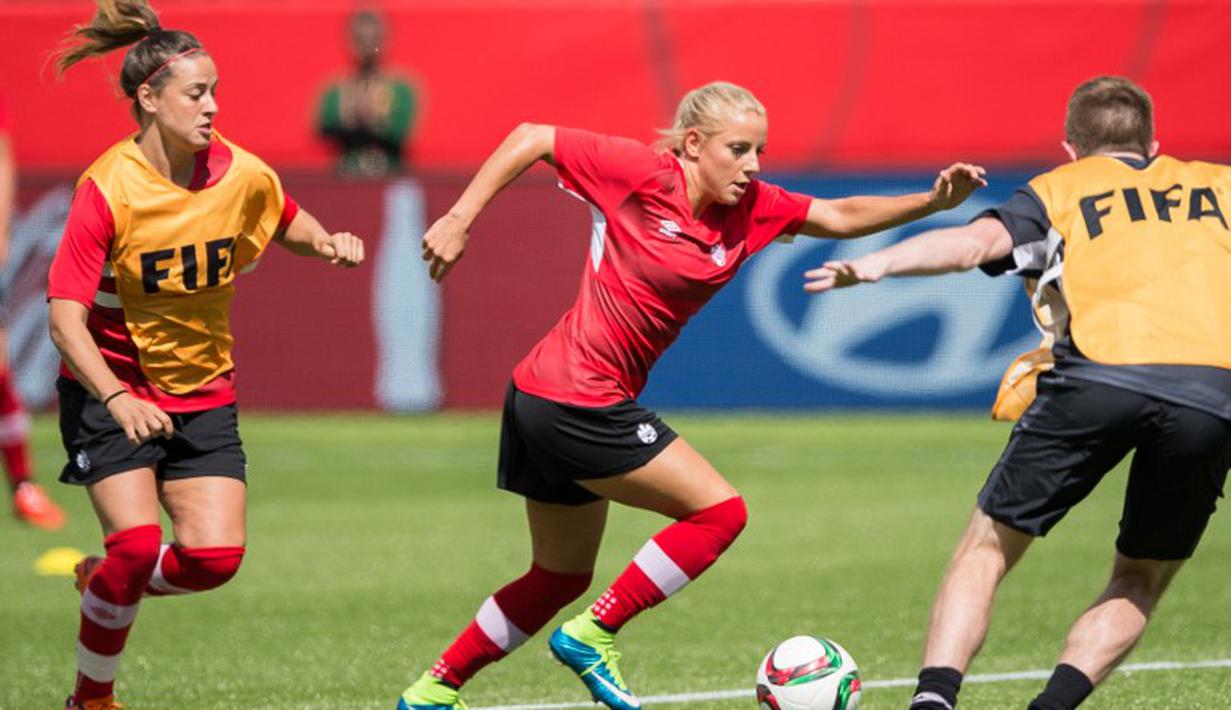 Adriana Leon (tengah) striker asal Kanada coba menembus barisan pertahanan lawan.  (AFP/Geoff Robins)