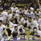 Pebasket Stapac Jakarta merayakan gelar juara usai mengalahkan Satria Muda Jakarta pada laga final IBL 2019  di C-Tra Arena, Bandung, Sabtu (23/3). Stapac menang 74-56 atas Satria Muda. (Bola.com/M Iqbal Ichsan)