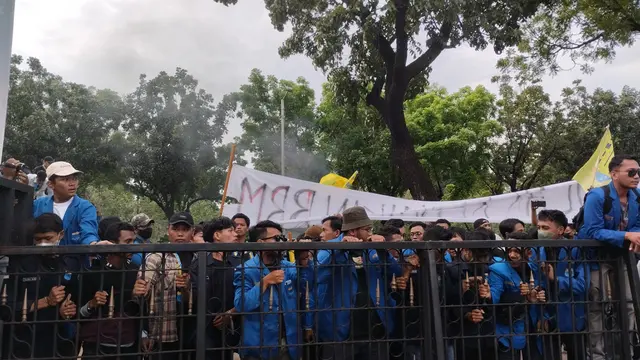 Pengurus Cabang Pergerakan Mahasiswa Islam Indonesia (PMII) Jakarta Timur melakukan aksi unjuk rasa di depan Balai Kota DKI Jakarta