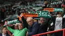 Fans Rapid Vienna membentangkan syal saat lagu himne tim kesayangannya diputar di Stadion Ernst Happel, Wina, Rabu (19/8/2015) malam waktu setempat. (Bola.com/Reza Khomaini)