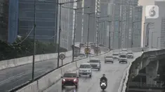 Arus kendaraan melintas saat hujan disertai angin kencang terjadi di Jalan Raya Casablanca, Jakarta Selatan, Selasa (8/3/2022).  BMKG memprediksi cuaca ekstrem berupa hujan lebat disertai angin kencang akan terjadi hingga April ini di wilayah Jabodetabek. (merdeka.com/Iqbal S. Nugroho)