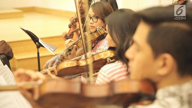 Personel Jakarta Concert Orchestra (JCO) berlatih di Balai Resital Kertanegara, Jakarta, Rabu (28/11). Batavia Madrigal Singers (BMS) dan The Resonanz Children's Choir (TRCC) akan menjadi bintang tamu dalam konser ini. (Fimela.com/Bambang Purnama)