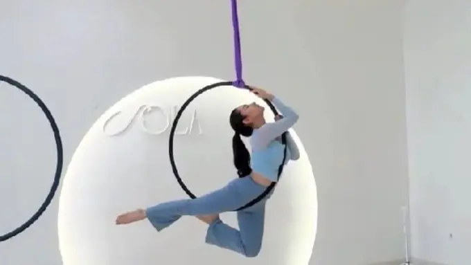 Potret Dinda Kirana saat Jalani Aerial Hoop (credit: instagram/dindakirana.s)