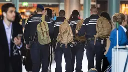 Polisi militer tambahan dikerahkan di Bandara Schiphol, dekat Amsterdam, Senin (18/3). Pihak keamanan di Belanda meningkatkan keamanan di bandara dan bangunan penting lainnya usai penembakan di Utrecht yang menewaskan 3 orang.  (Evert Elzinga/ANP/AFP)