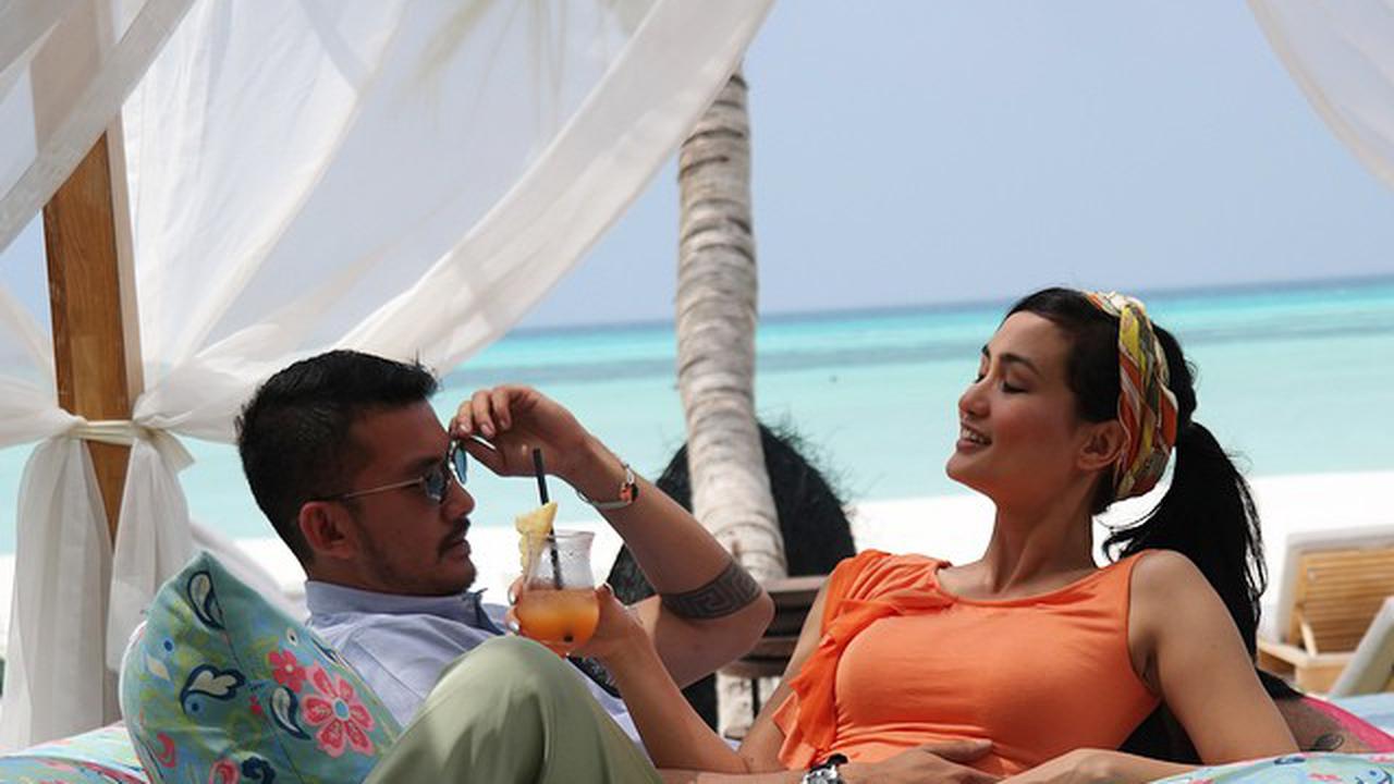 Intip Keseruan Bulan Madu Atiqah Hasiholan dan Rio Dewanto di Mal